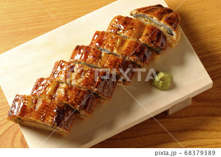 寿司下駄に盛り付けられた鰻の姿寿司とワサビを俯瞰で撮影 68379389