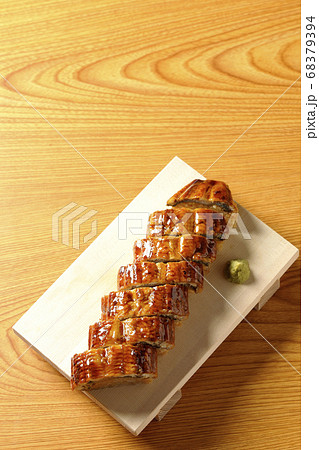 寿司下駄に盛り付けられた鰻の姿寿司とワサビを俯瞰で撮影 寿司下駄に盛り付けられた鰻の姿寿司とワサビを俯瞰で撮影 68379394