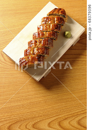 寿司下駄に盛り付けられた鰻の姿寿司とワサビを俯瞰で撮影 68379396