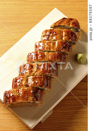 寿司下駄に盛り付けられた鰻の姿寿司とワサビを俯瞰で撮影 68379397