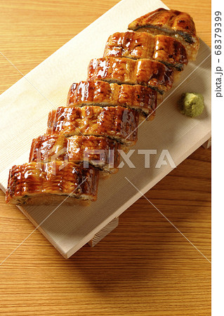 寿司下駄に盛り付けられた鰻の姿寿司とワサビを俯瞰で撮影 寿司下駄に盛り付けられた鰻の姿寿司とワサビを俯瞰で撮影 68379399