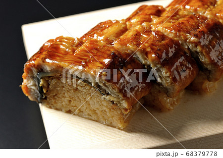 寿司下駄に盛り付けられた鰻の姿寿司を黒背景で撮影 68379778