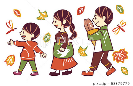 秋の休日に買い物へお出かけする家族 秋の休日に買い物へお出かけする家族 68379779