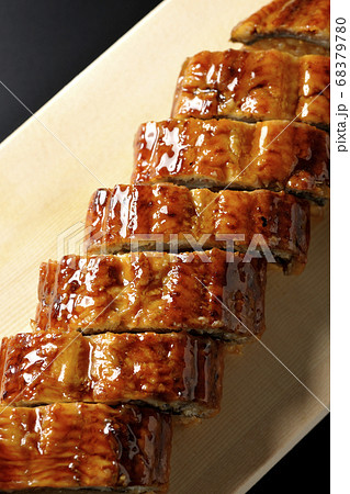 寿司下駄に盛り付けられた鰻の姿寿司を黒背景で撮影 68379780