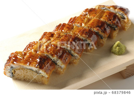 寿司下駄に盛り付けられた鰻の姿寿司とワサビ（白背景） 68379846