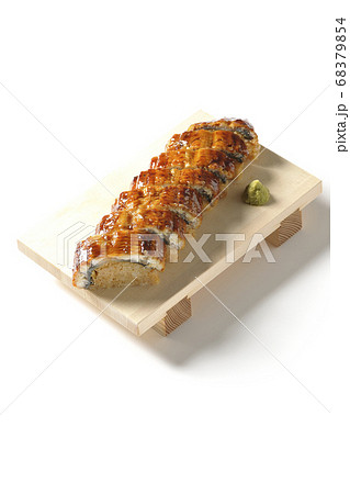 寿司下駄に盛り付けられた鰻の姿寿司とワサビ（白背景） 68379854