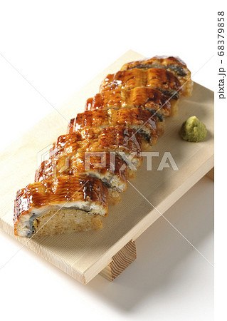 寿司下駄に盛り付けられた鰻の姿寿司とワサビ（白背景） 68379858