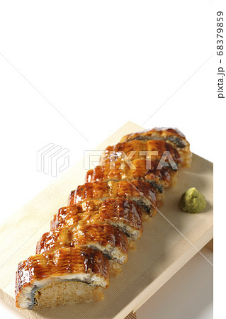 寿司下駄に盛り付けられた鰻の姿寿司とワサビ（白背景） 68379859