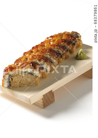 寿司下駄に盛り付けられた鰻の姿寿司とワサビ（白背景） 68379861