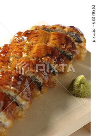 寿司下駄に盛り付けられた鰻の姿寿司とワサビ（白背景） 68379862