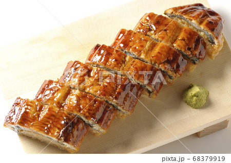 寿司下駄に盛り付けられた鰻の姿寿司とワサビ（白背景、俯瞰） 68379919