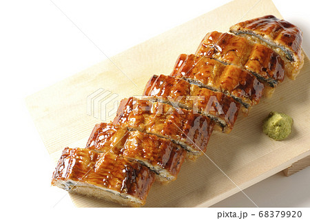 寿司下駄に盛り付けられた鰻の姿寿司とワサビ（白背景、俯瞰） 68379920