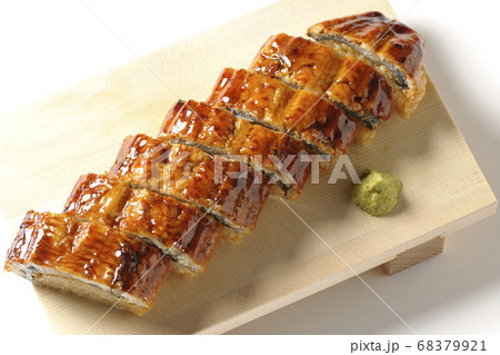 寿司下駄に盛り付けられた鰻の姿寿司とワサビ（白背景、俯瞰） 68379921