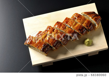 寿司下駄に盛り付けられた鰻の姿寿司とワサビ（黒背景、俯瞰） 68380060