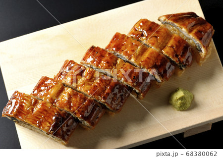 寿司下駄に盛り付けられた鰻の姿寿司とワサビ（黒背景、俯瞰） 68380062