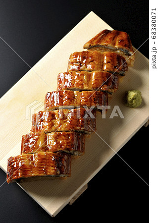 寿司下駄に盛り付けられた鰻の姿寿司とワサビ（黒背景、俯瞰） 68380071