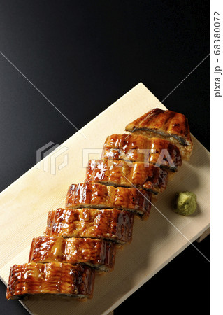 寿司下駄に盛り付けられた鰻の姿寿司とワサビ（黒背景、俯瞰） 68380072