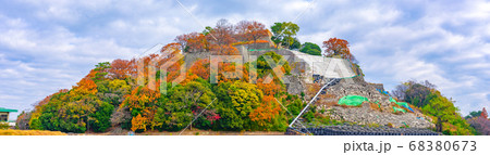 日本の100名城、城壁改修中の丸亀城(香川県丸亀市一番丁)※作品コメント欄に撮影位置 日本の100名城、城壁改修中の丸亀城(香川県丸亀市一番丁)※作品コメント欄に撮影位置 68380673