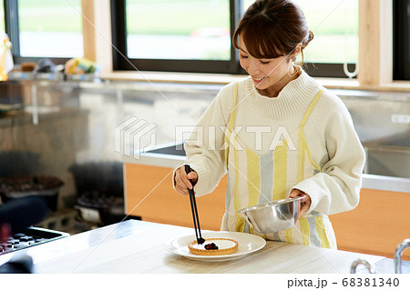 女性の手作りケーキ 68381340