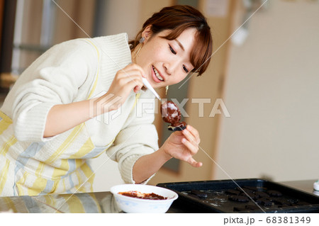 女性の手作りケーキ 68381349