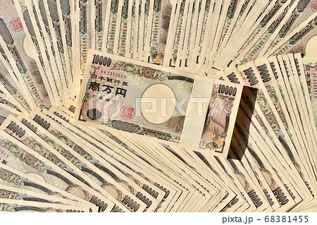 金融緩和政策により流れる通貨(帯封) 68381455