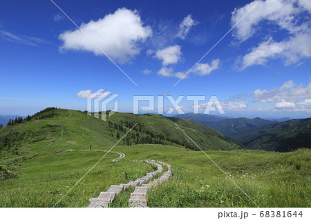会津駒ヶ岳山頂付近より中門岳方面を望む 68381644