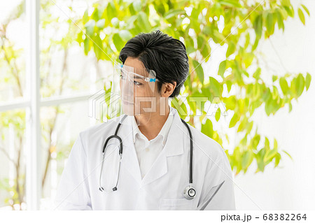 フェイスシールドをつけた医師 68382264