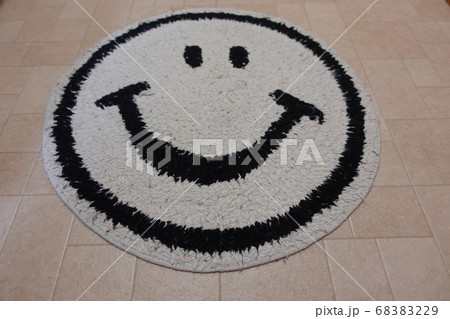 白地に黒のスマイルマーク　笑顔2 68383229