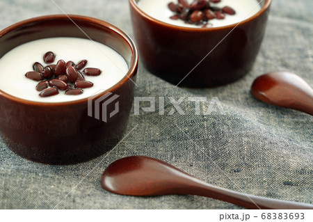 小豆をトッピングしたヨーグルト 小豆をトッピングしたヨーグルト 68383693