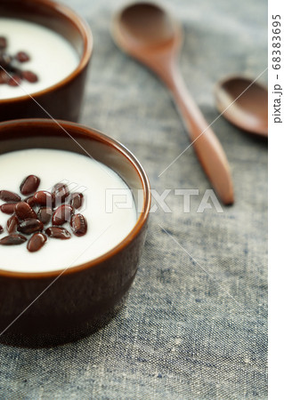 小豆をトッピングしたヨーグルト 68383695