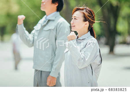 作業着を着た従業員 68383825