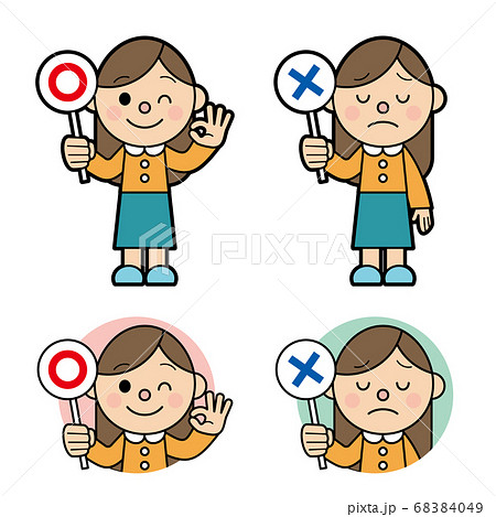 まるばつ札を持っている若い女性 まるばつ札を持っている若い女性 68384049