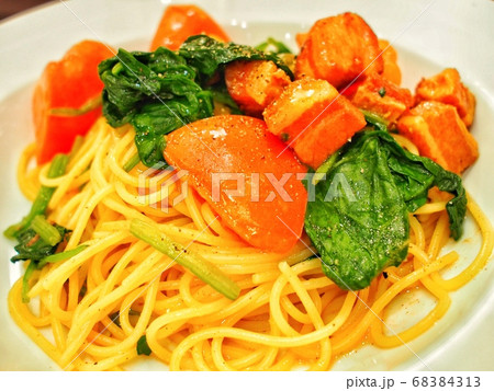 ベーコンとほうれん草のオイル仕立てのパスタ ベーコンとほうれん草のオイル仕立てのパスタ 68384313