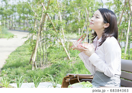 公園でお弁当を食べるOL 68384363