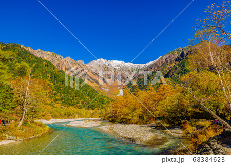 上高地の紅葉・穂高連邦と梓川【長野県】 上高地の紅葉・穂高連邦と梓川【長野県】 68384623