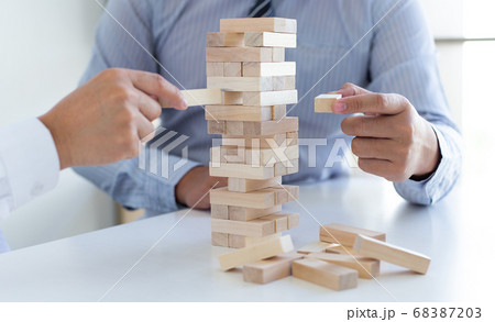 Business people play wooden games together, divide the average investment value of a business and jointly manage risks, Alternative risk plan and strategy in business. Business people play wooden games together, divide the average investment value of a business and jointly manage risks, Alternative risk plan and strategy in business. 68387203
