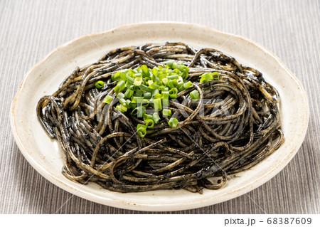 イカスミスパゲティ(青ネギトッピング)。 68387609