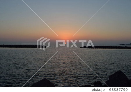 海に沈む夕日 68387790