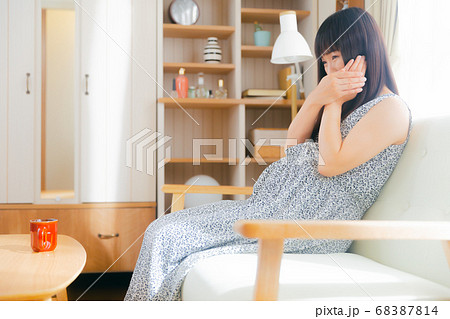 頬を抑える妊婦　虫歯など　 68387814