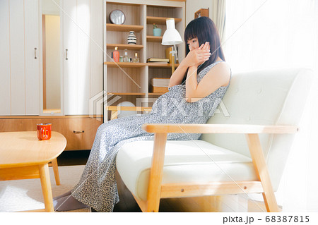 頬を抑える妊婦 虫歯など  頬を抑える妊婦 虫歯など  68387815