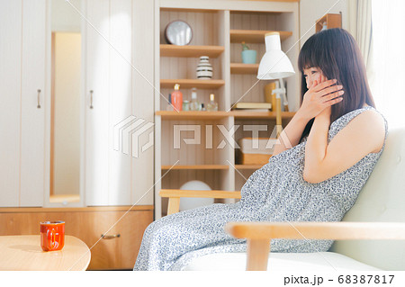 頬を抑える妊婦　虫歯など　 68387817