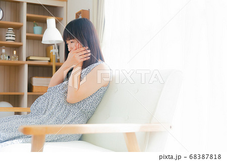 頬を抑える妊婦 虫歯など  頬を抑える妊婦 虫歯など  68387818