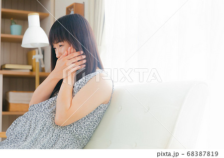 頬を抑える妊婦 虫歯など コピースペース 頬を抑える妊婦 虫歯など コピースペース 68387819