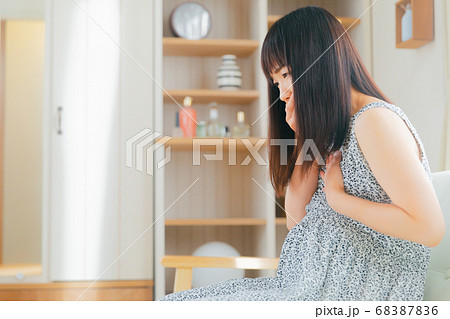 吐き気を催す妊婦 様々な症状 吐き気を催す妊婦 様々な症状 68387836