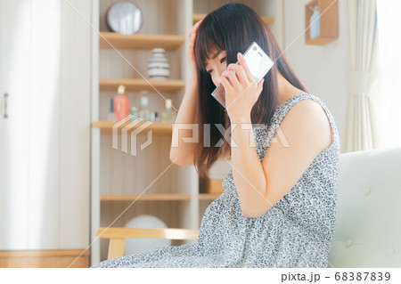 問い合わせする妊婦 頭痛など 問い合わせする妊婦 頭痛など 68387839