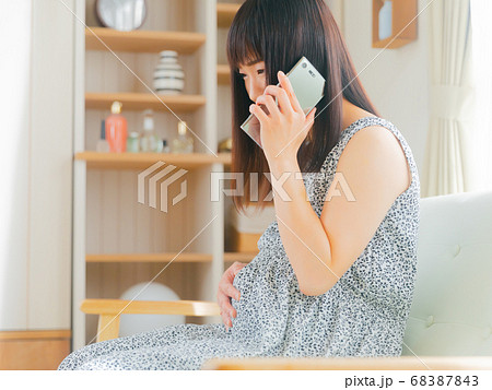 電話する妊婦 4:3 電話する妊婦 4:3 68387843