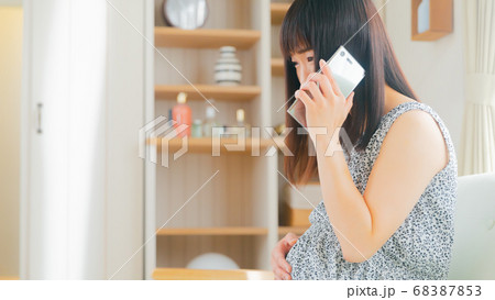 電話する妊婦　陣痛　16:9 68387853