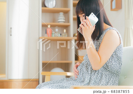 電話する妊婦 陣痛 電話する妊婦 陣痛 68387855