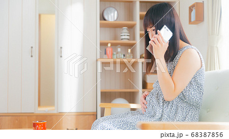 電話する妊婦 陣痛 16:9 電話する妊婦 陣痛 16:9 68387856