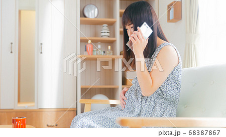 電話する妊婦 臨月 16:9 電話する妊婦 臨月 16:9 68387867